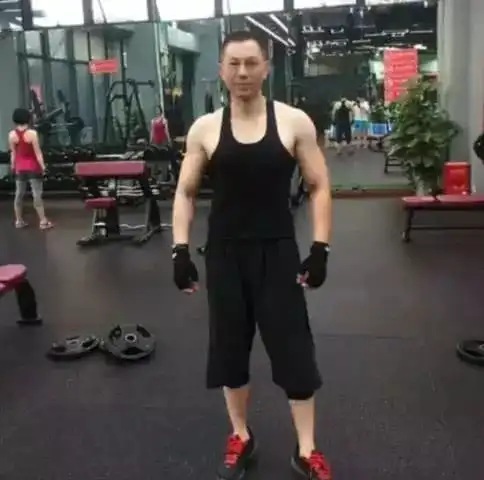 60岁大叔退休玩健身,变身冻龄男神