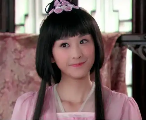 都以为她额头像唐嫣,当穆婷婷撩起厚齐刘海,你还能认出九妹吗