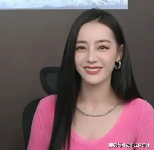 热巴现身李佳琦直播间,浓妆神似范冰冰,脸部僵硬发际线还变高