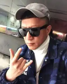 孙红雷发文纪念影迷会成立17周年并配一张自拍