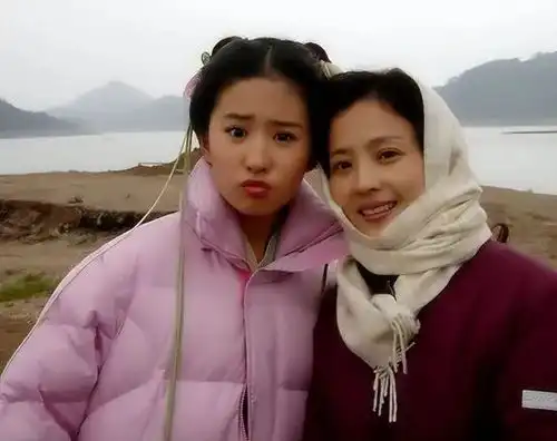 刘亦菲妈妈近照曝光,65岁仍美得十分出众,天仙果然是全家最丑