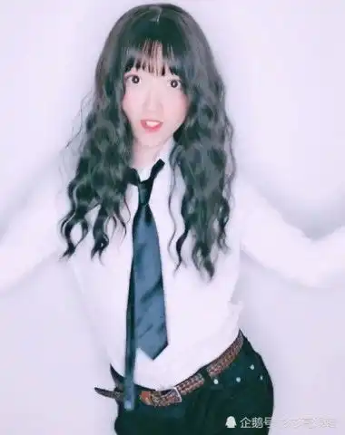 女装大佬阿纯不穿裙子什么样衬衫上身太绅士,这颜值跪了
