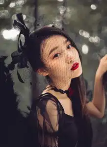 美女欣赏黑玫瑰天使蒙面森林系唯美写真图