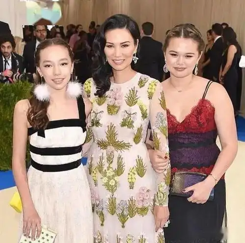 凭两个女儿豪赚270亿,野心家邓文迪的育儿经,似乎比撩汉更硬核