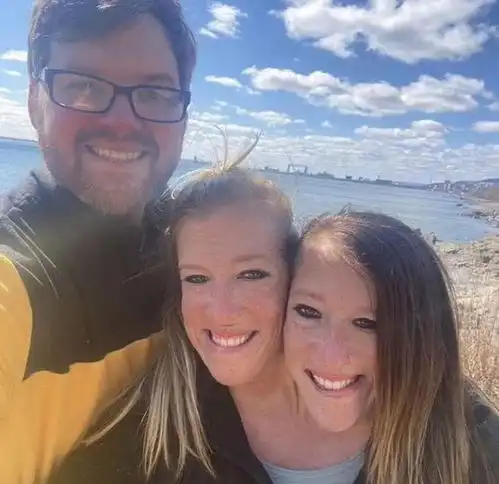 美国连体姐妹其中一人已嫁人,婚后3年共享身体,表示有意向怀孕