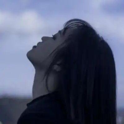 意境女头像,伤感仰望着天空发呆的