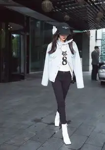baby墨镜遮面时髦吸睛