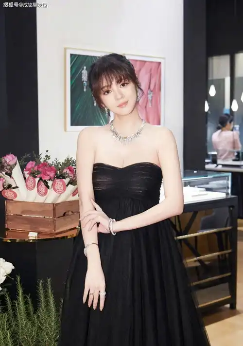 安以轩的身材真妙抹胸礼裙小秀事业线,奔四也能妩媚动人