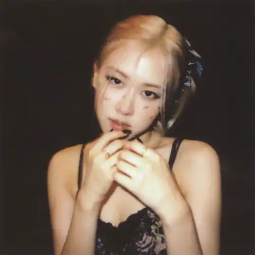 能详细介绍一下blackpink的rosie吗