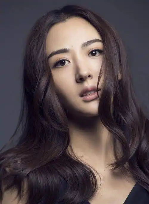 她曾是杨幂的小助理,因美貌被导演挖掘,如今人气不输杨幂
