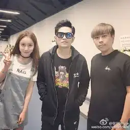 lol主播55开晒与周杰伦合照,网友吐槽丑出新高度