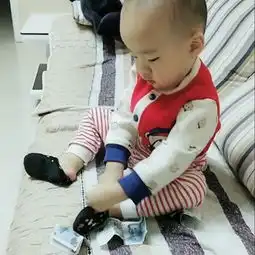 妈妈给宝宝零花钱,宝宝竟做出这样的举动,网友直呼跟爸爸学的