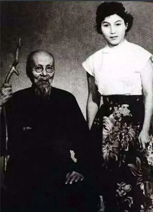 齐白石68岁时,好友送个18岁丫环,不到一年她哭着告辞忍受不了