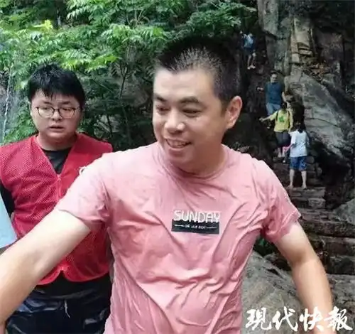 母子景区落水,两名游客跳水救人获表彰