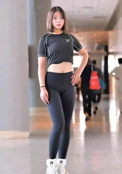 黑色瑜伽裤高腰设计,运动t恤白色运动鞋,经典运动风气质满满