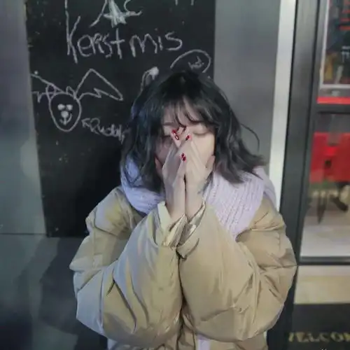 我撞进你眼底,又消失在人群里怀抱