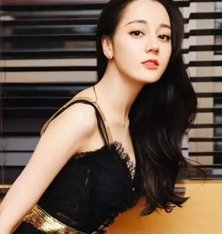 迪丽热巴cos狐妖小红娘,赤脚穿一袭红衣,网友被上帝吻过的腿