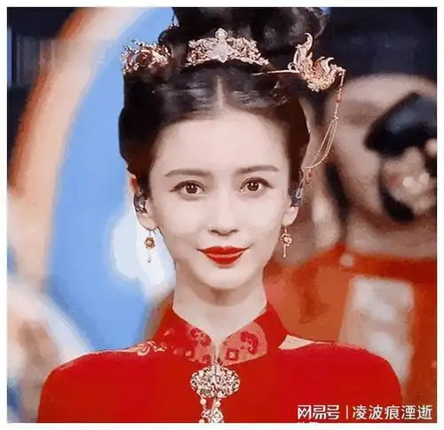从众星捧月到人走茶凉,杨颖的自嗨生日宴,揭开了姐妹假面