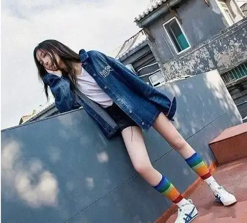 李嫣有股王菲身上的灵气,牛仔外套配彩虹袜子,撞衫妈妈不输气场