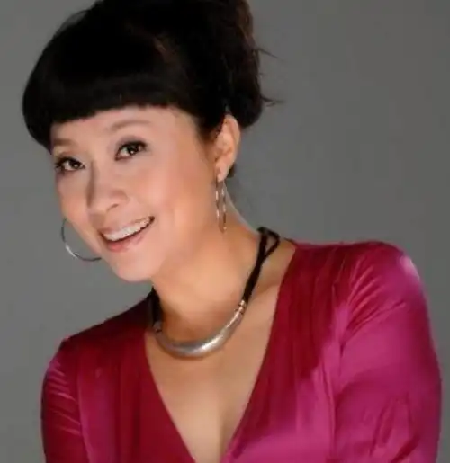 她因老公突然去世,春晚上的笑星从此销声匿迹,现再婚女儿已11岁