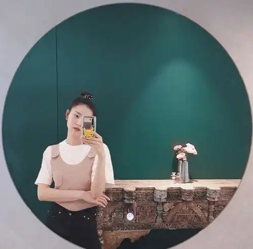 刘雯真不愧是超模,粉色马甲搭配黑色裤子,清新服装也能气场十足