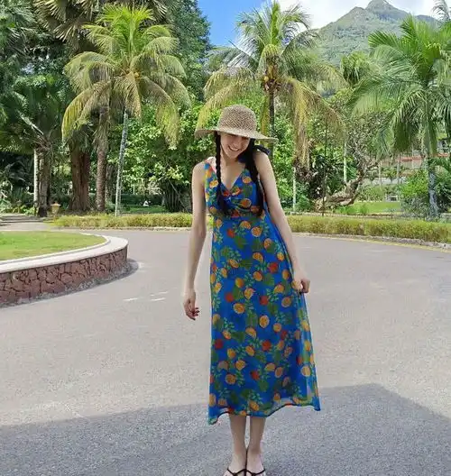 程潇和迪丽热巴撞衫泡菜裙,热巴却输给了程潇的直刘海