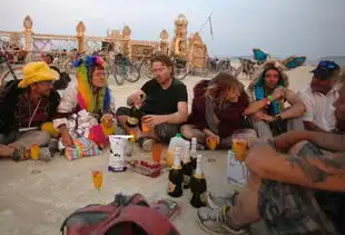美国沙漠举行火人节庆典焚烧12米高人像高清组图