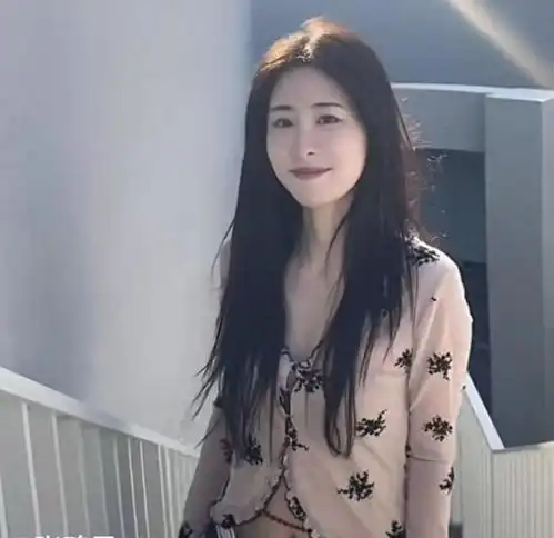 华晨宇女儿近照曝光,张碧晨晒母女看烟花好有爱,小公主长大了