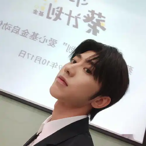 蔡徐坤直男角度自拍合集分享实力诠释长得帅怎么拍都好看