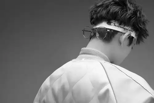 陈翔冷色调大片曝光初秋穿搭指南有嘻哈