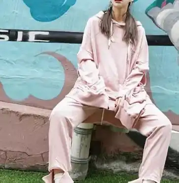 粉色卫衣配什么裤子如同糖果般甜美俏皮