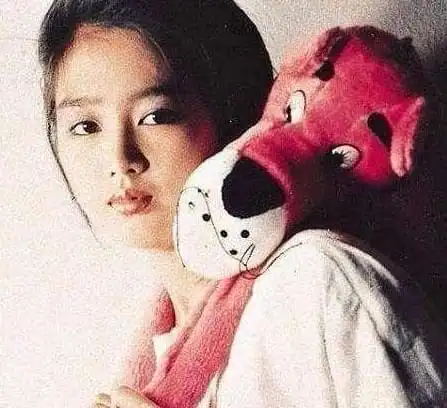 她曾是一代女神,为刘德华隐忍23年,46岁才敢生女今发福严重