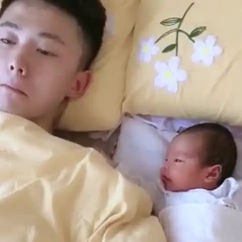 新手爸爸的无奈,为了怕孩子下一秒就开始哭,紧张的动也不敢动