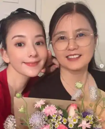 天王嫂方媛晒与妈妈仙气合照岳母小郭富城4岁颜值掀议