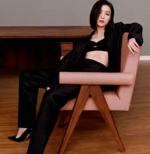 倪妮晒大尺度写真,穿透视内衣性感又魅惑,高开叉配黑丝秀大长腿