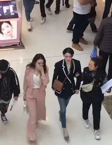 热巴张馨予拍戏,颜值搭配深v装吸晴,俩女神为抢黄景瑜闹翻