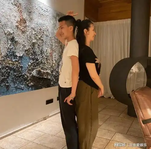 胡军儿子康康迎来12岁生日,身高已超越妈妈,暴风式成长