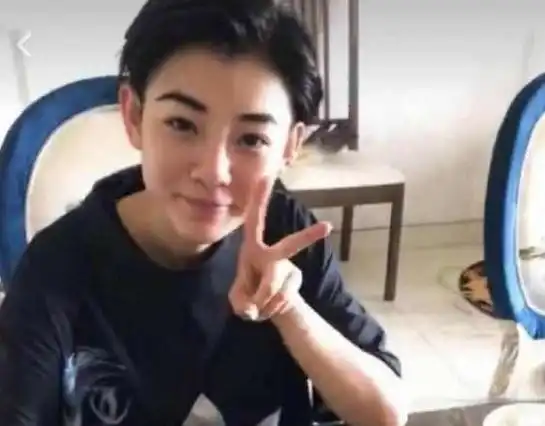 当年剃头发又纹身的酒吧dj,穿黑婚纱结婚红遍全国,她现状如何了
