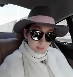 秦海璐产子满月后出门墨镜皮草显露贵气