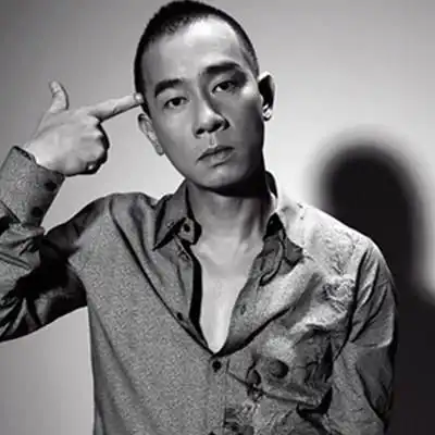 提起陈小春就想起山鸡,这莫多年陈小春还经历了什么