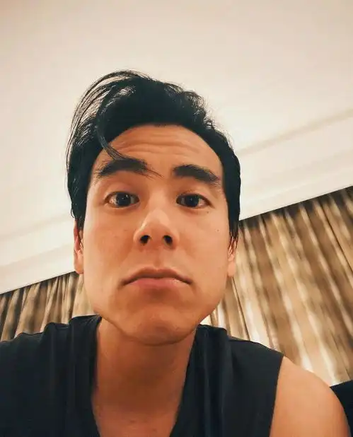 帽踢帅哥遛狗对到眼,一看竟是彭于晏她看傻亲切举动羡慕翻