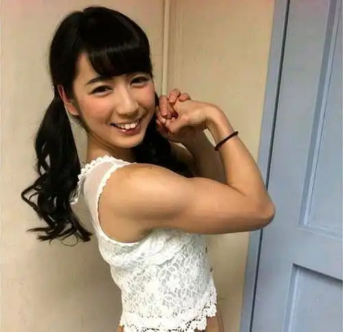 日本萌妹肌肉馆,全是力量型美人,辣妹热情似火,靠风格取胜
