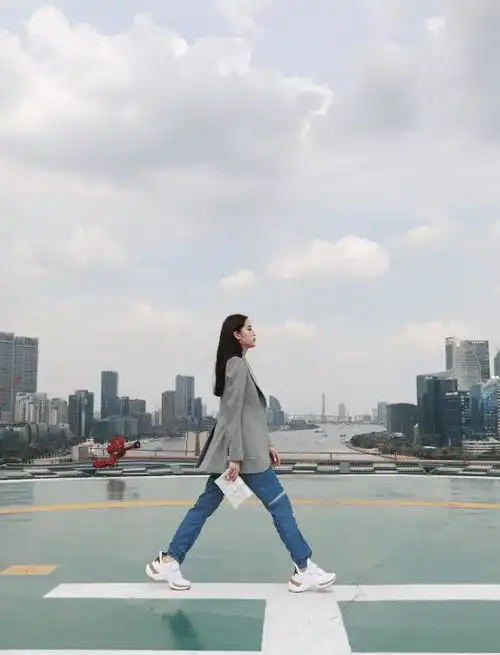 欧阳娜娜的时尚天赋确实很高,穿白色连体工装裤酷帅有个性,一般人难驾驭