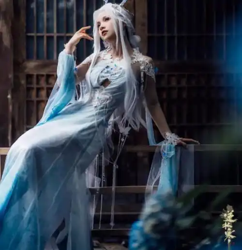 白嫖的最高境界妹子找卖家试穿cos服后拉黑,当自己作品发圈炫耀