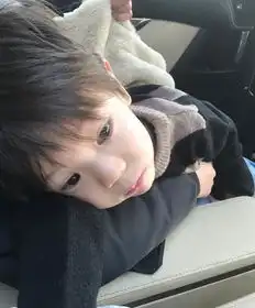 一阵子不见霍思燕儿子嗯哼变成了小帅哥暖男