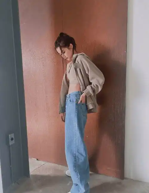 超美关晓彤晒春日运动风写真狂露纤细蛮腰