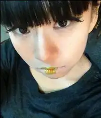 小彩旗春晚走红哥特私照惊悚杨丽萍水边别墅送母亲