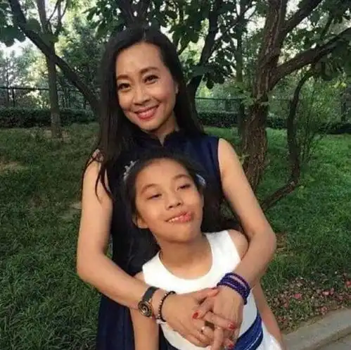 她5次登上春晚,成名后丈夫病逝让她差点抑郁,如今二婚重获幸福