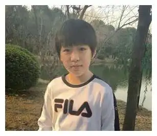 他是文章儿子,12岁就拿下飞行执照,如今变成帅小伙儿