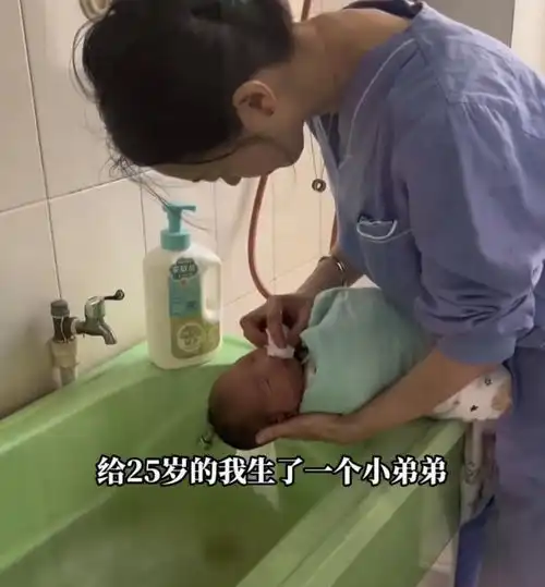 闹大了53岁妈妈给25岁女儿生个弟弟,女儿很激动评论区炸锅